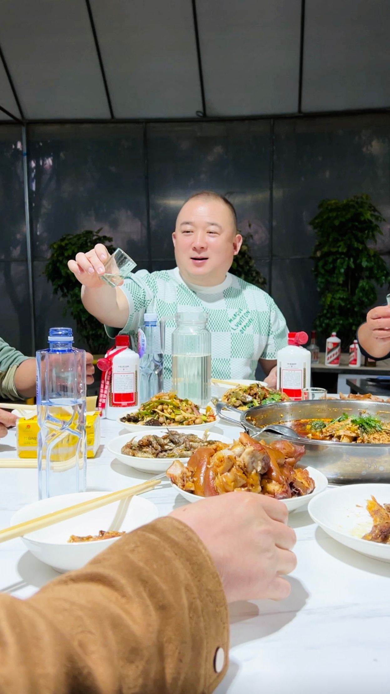 朋友聚在一起,吃点土菜,喝点好酒,生活就该这么有滋有味!