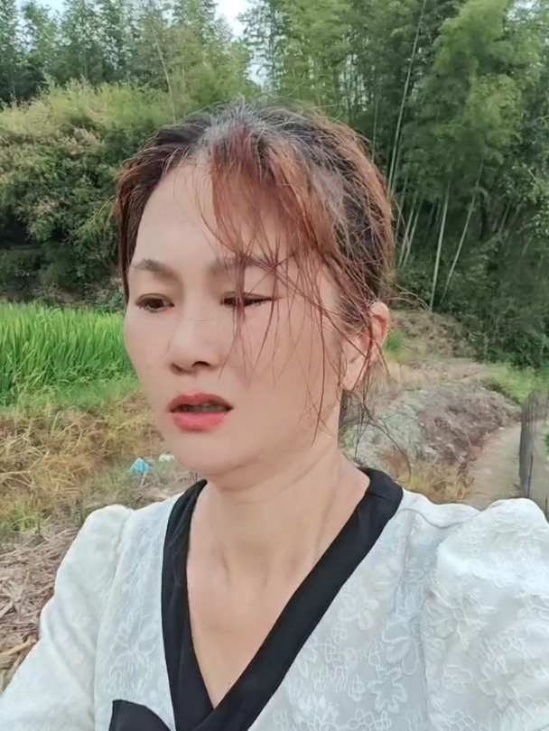 有一只白鹭和一只红脚秧鸡被我惊飞了