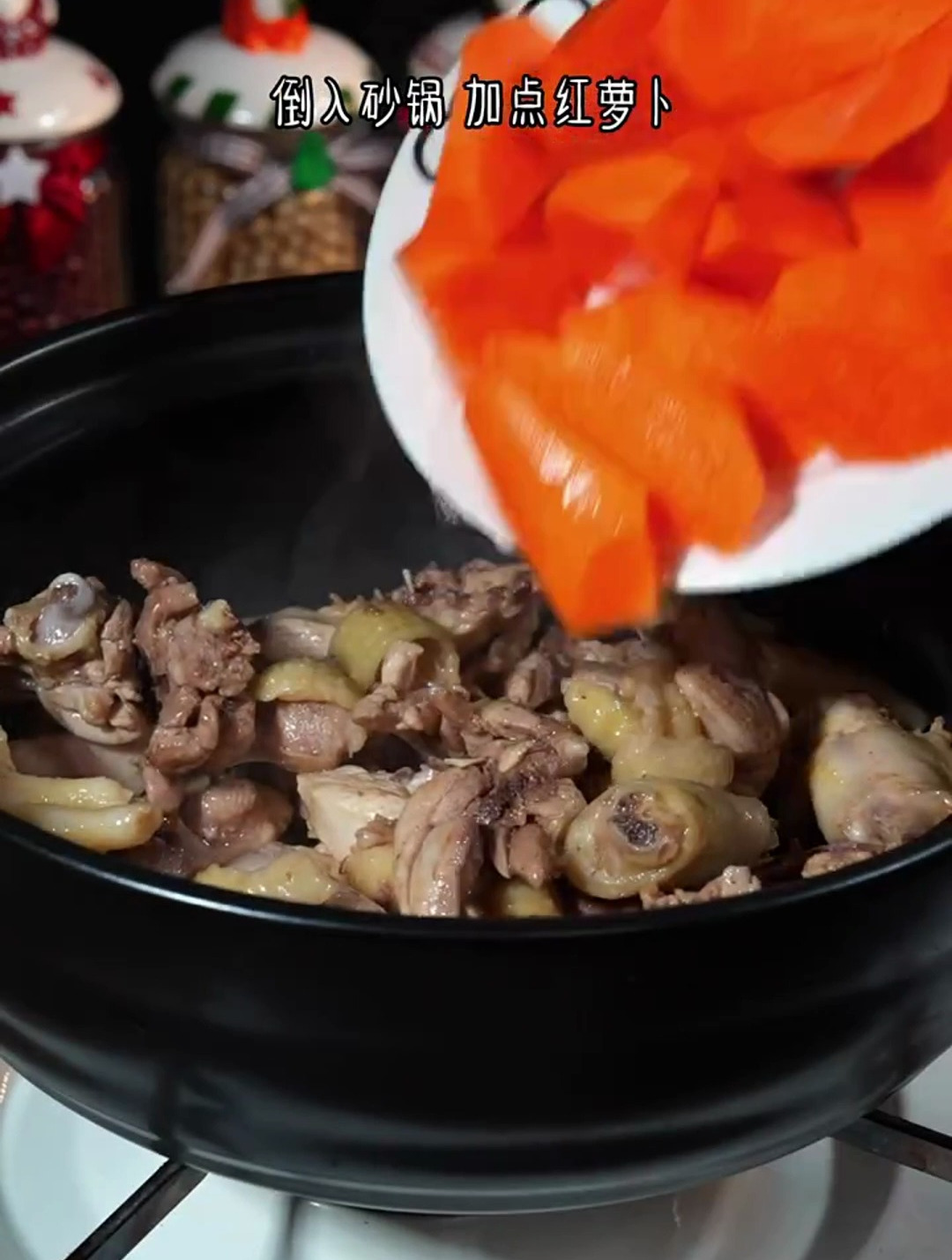 转季的天气,这个五指毛桃茯苓鸡汤可以多煮来喝,汤鲜味甜