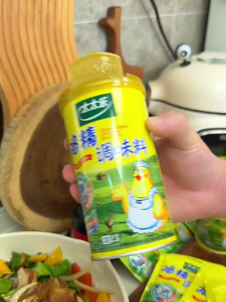 太太乐这个鸡精放一点就特别鲜,还是罐装的也不用担心发潮结块