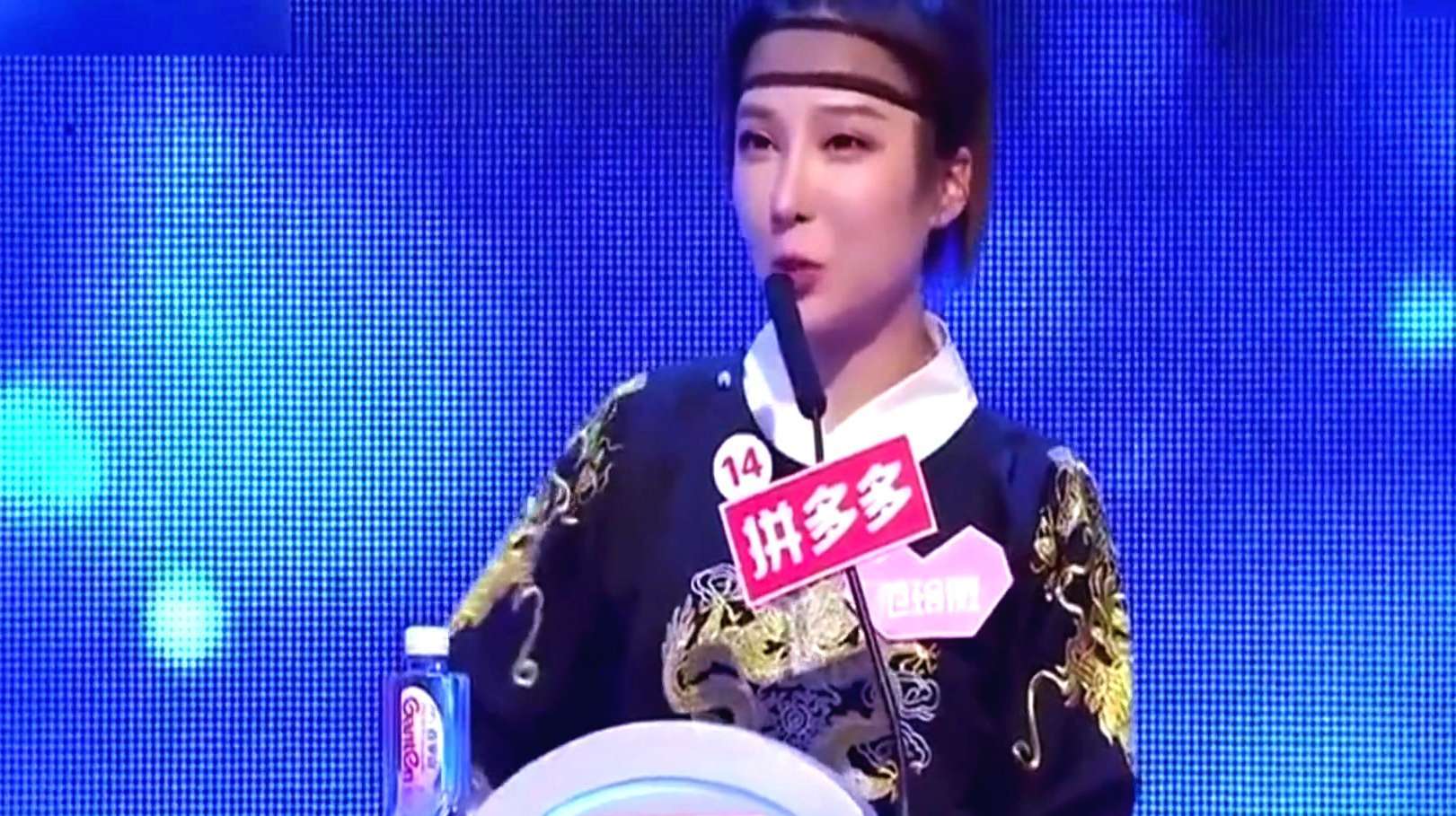 美女穿着个性十足,一身明朝的飞鱼服来相亲,孟非男朋友能认出来