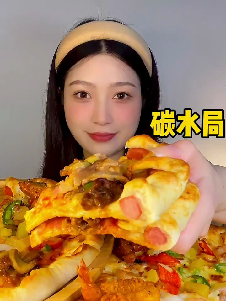 家人们披萨局美食来啦