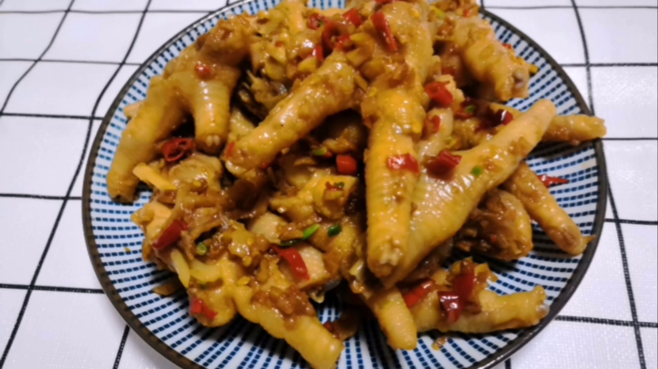 李姐做了香辣蒜蓉鸡爪,鲜香麻辣Q弹软烂,实在忍不住自己吃一盘