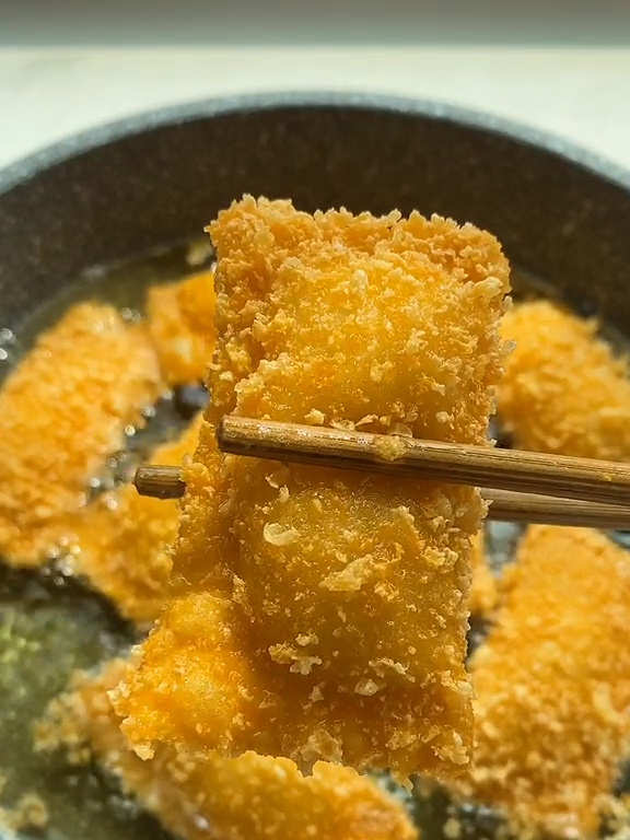 家里还剩一个香蕉,几张馄饨皮,那就做个好吃的香蕉派吧
