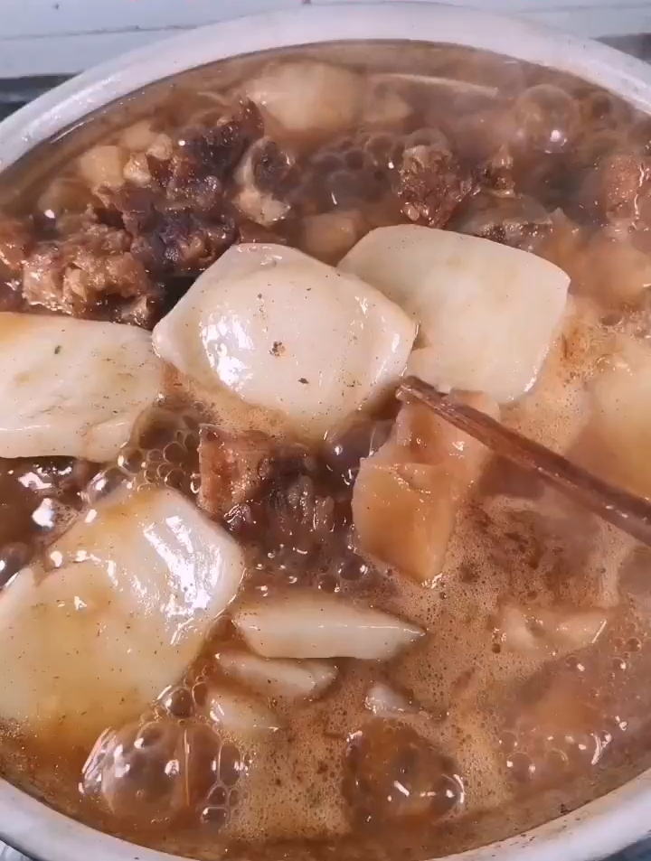 今天给大家介绍一道本人的特色菜牛骨头旮旯头俉麻糍,拿手好菜哦