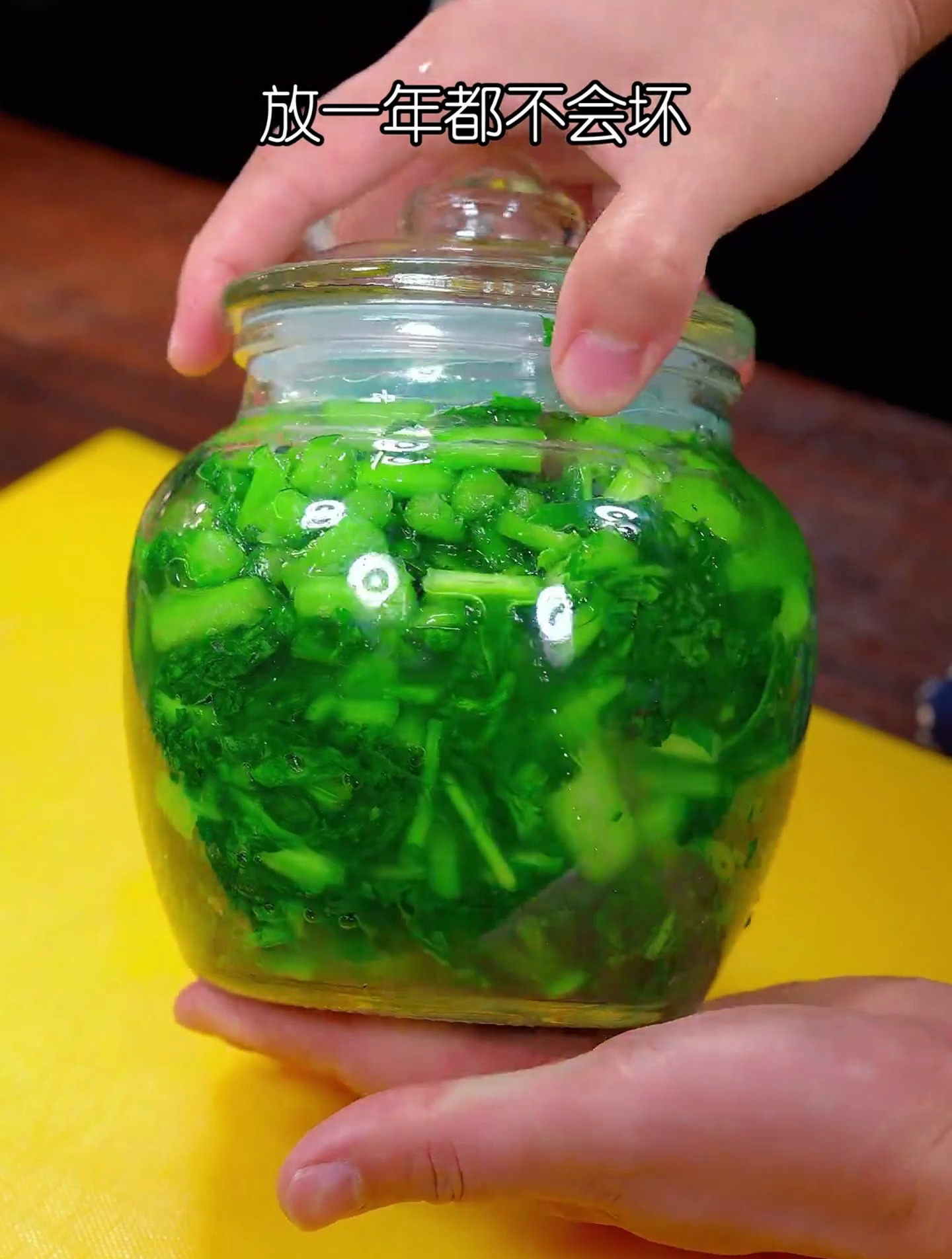 腌一些雪里蕻咸菜,不论是炖豆腐,炖肉,拌咸菜都非常好吃蕻