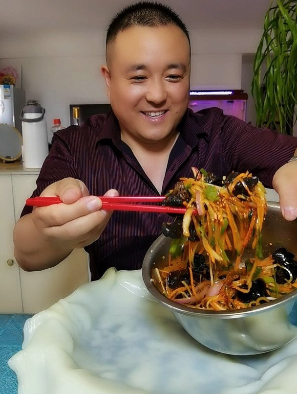 简单家乡味吃个白象方便面哈哈在卷一个凉皮卷菜乖乖看着就好吃