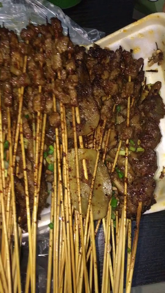 贵阳人的宵夜生活,竹签酱爆烤肉超好吃,面对美食你还能瘦下来吗