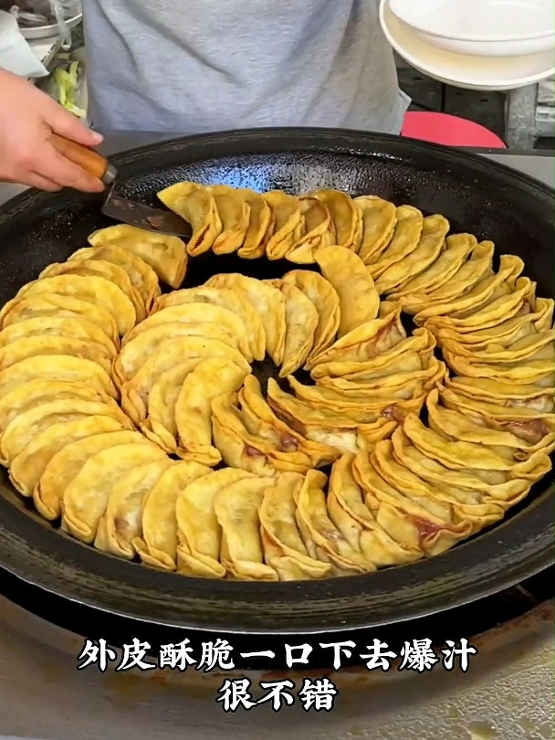 江苏南京的“牛肉锅贴”12元五个,味道不错,一口爆汁!