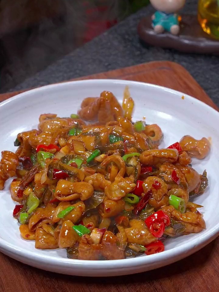 分享一道过年待客招牌菜,腌菜炒肥肠的做法,肥肠脆嫩爽口