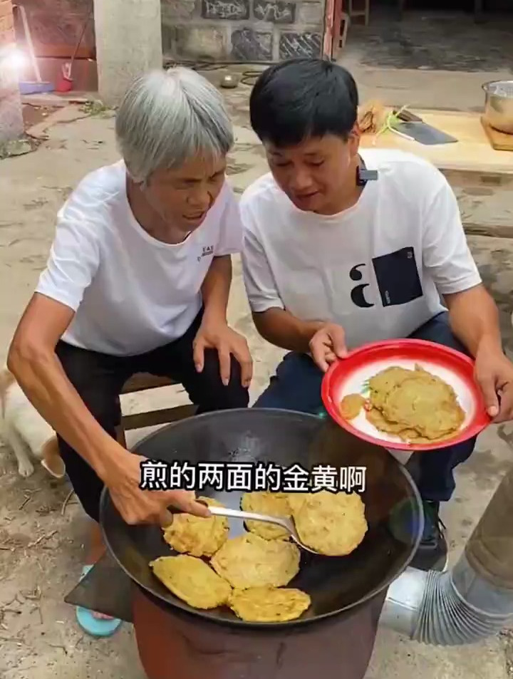 老头烧锅!今天煎茄子饼吃,还是那小时候的味道