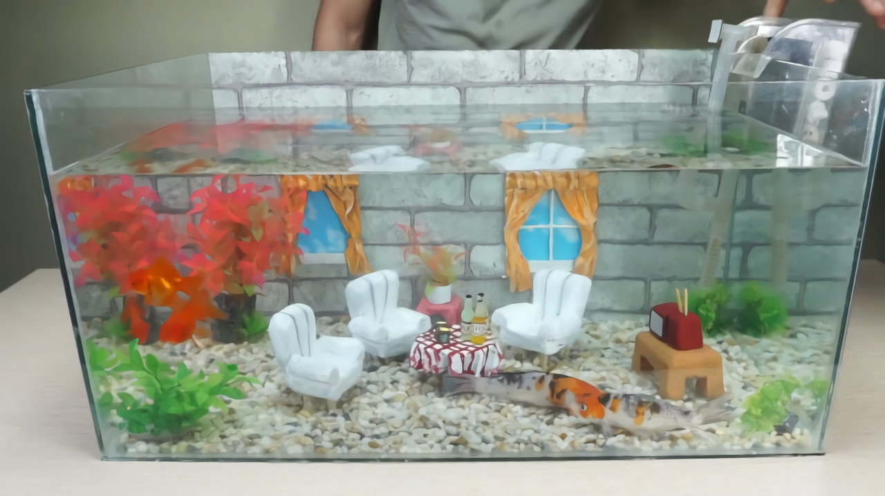小哥真贴心!给自家金鱼的水族箱里制作家具!家的温馨鱼也不能缺