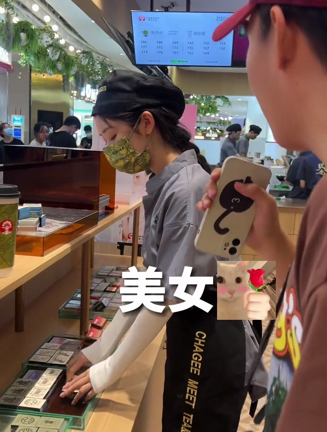 奶茶店偶遇清秀美女,现在新中式国风奶茶店颜值都这么卷了吗?