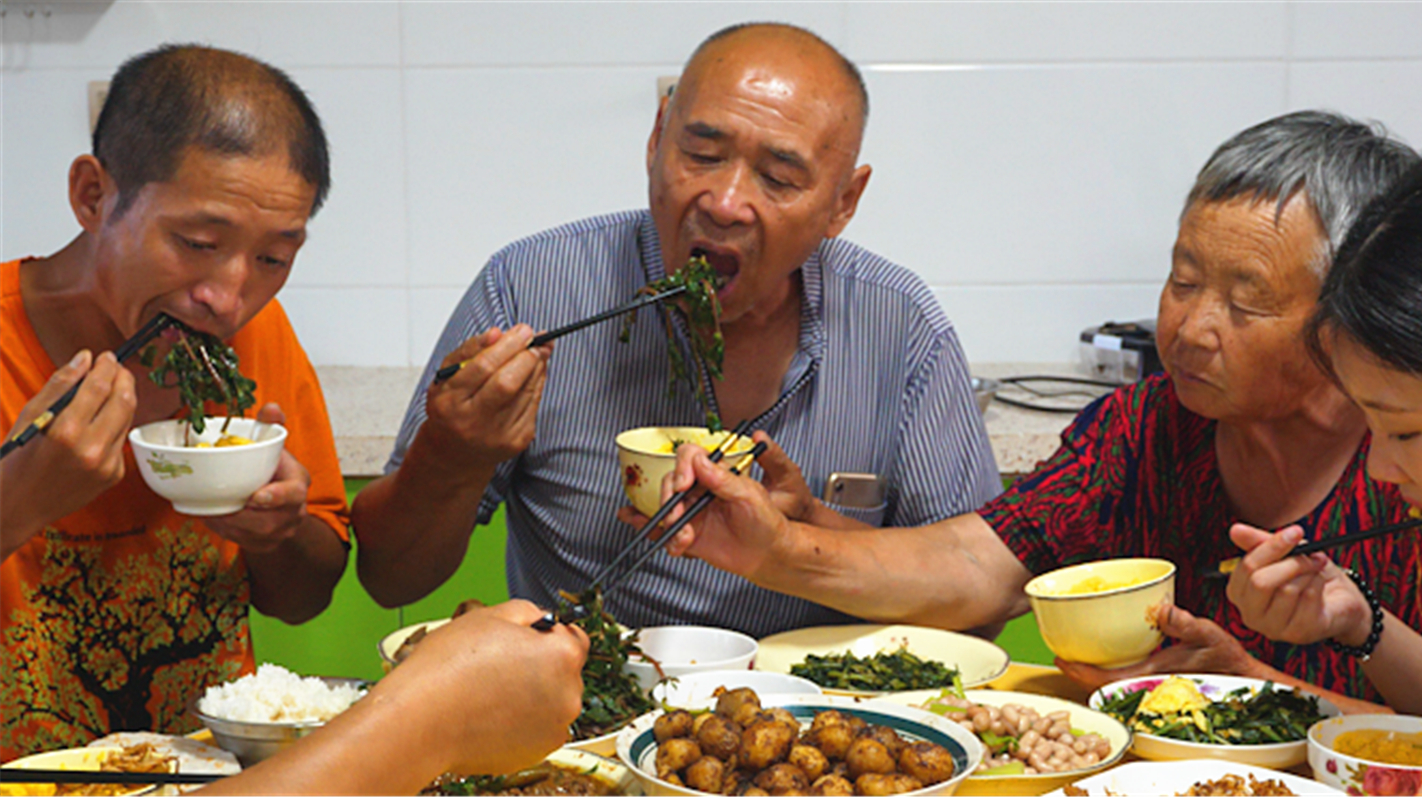 小遥夫妻俩菜园子挖野菜,晚饭喝小碴粥吃野菜蘸酱,农家饭可真香