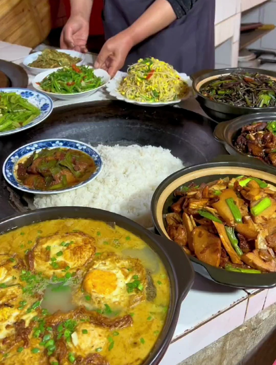 在农村家里来客人,锅子那是标配!山上挖点笋炖腊肉,鲜香味美