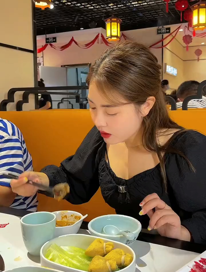 看到贾汪的小姐姐们吃潮汕火锅总感觉她们还是在吃麻辣烫