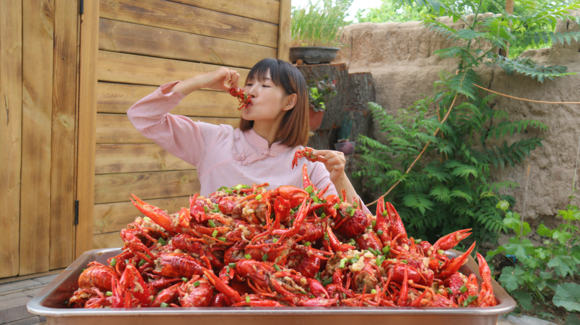 8斤龙虾3斤蒜,做个蒜蓉小龙虾解解馋,小两口大口吃虾真过瘾