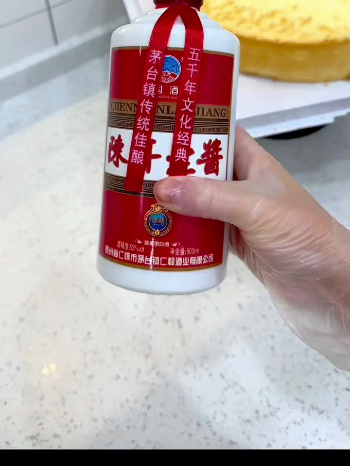 茅台酒蛋糕制作过程,客户指定蛋糕里面放茅台