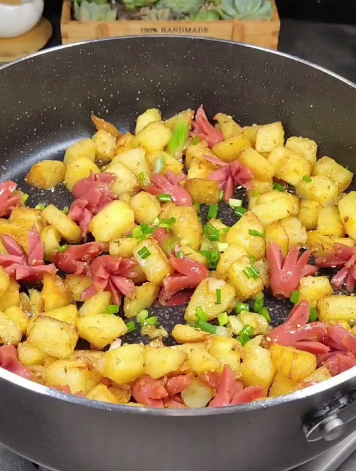 孜然土豆炒火腿肠,像我这么做保你好吃