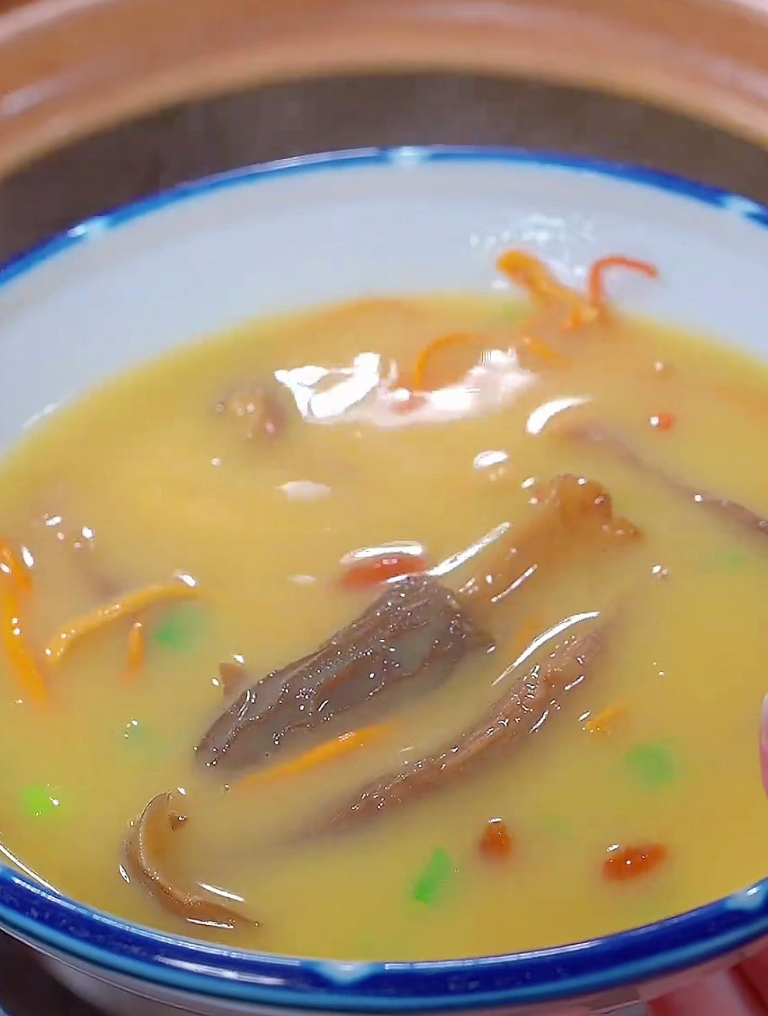 家有小孩子的,赶紧安排这道鲫鱼菌菇汤,汤鲜味美又营养