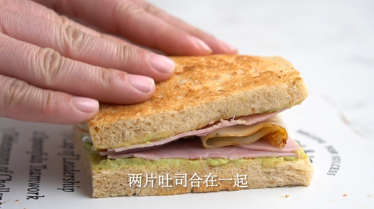 减肥吃的早餐三明治,简单美味,里面加了一种水果