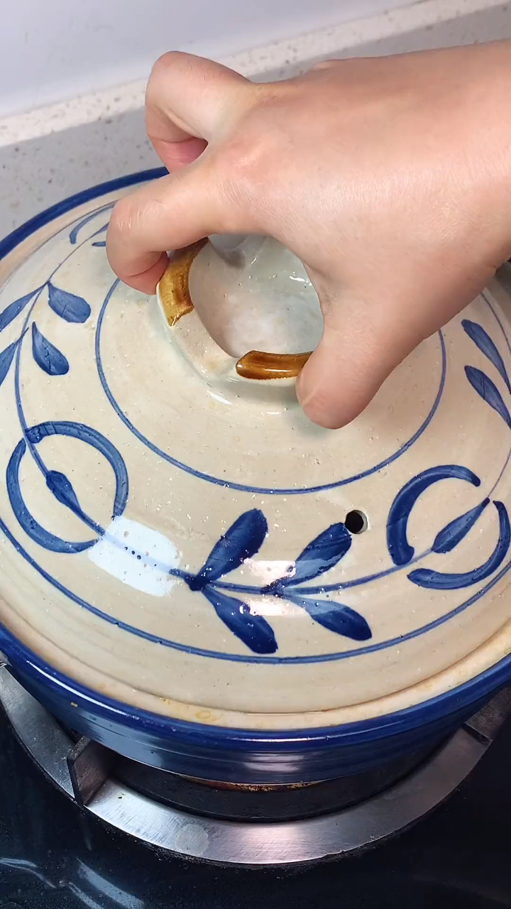 我想吃小白菜和木耳,老公想吃豆腐和鹌鹑蛋,索性一锅煲了~