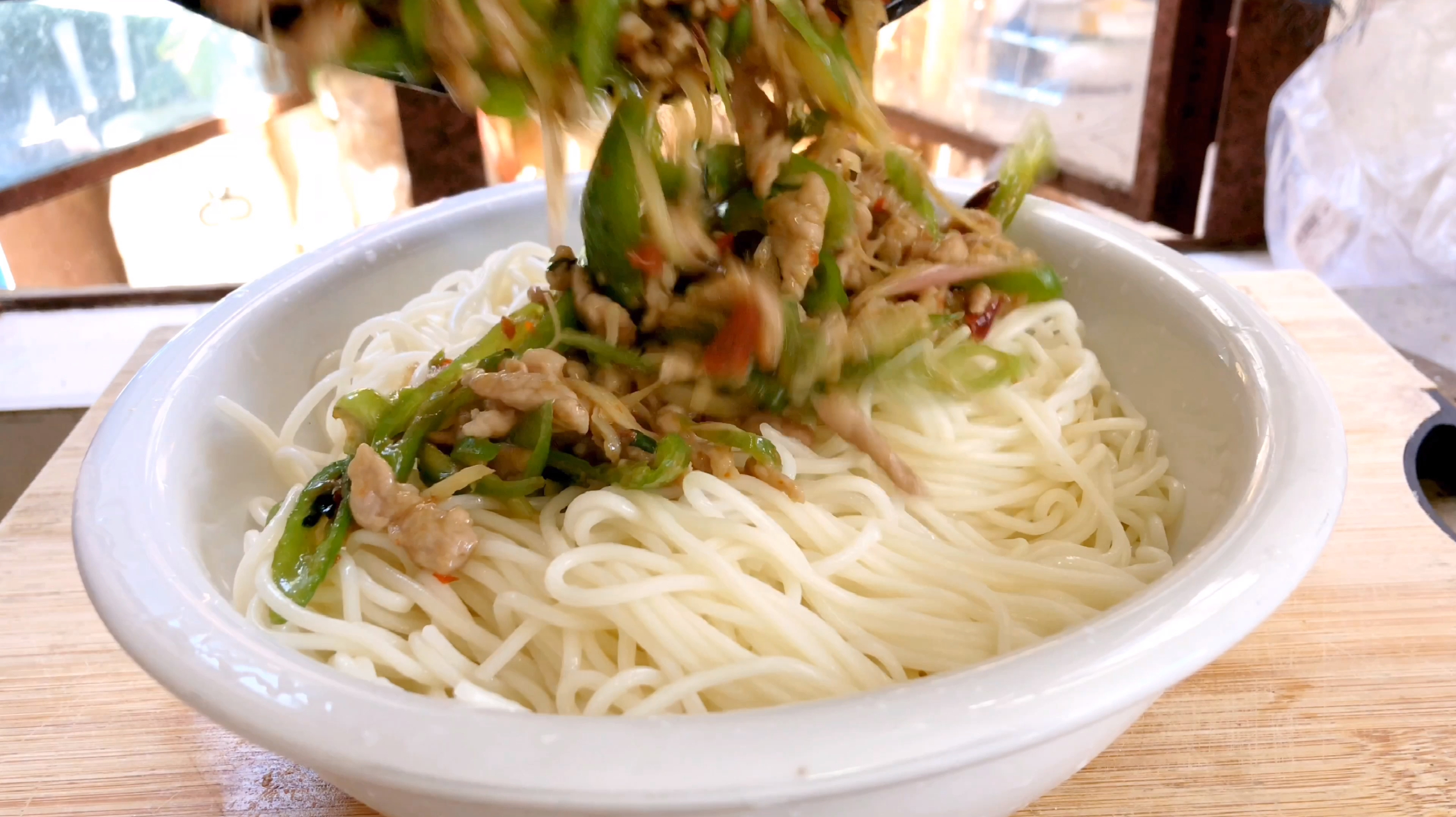 青椒肉丝盖浇面,肉丝滑嫩面条有劲道步骤别搞错了,一碗面吃到撑