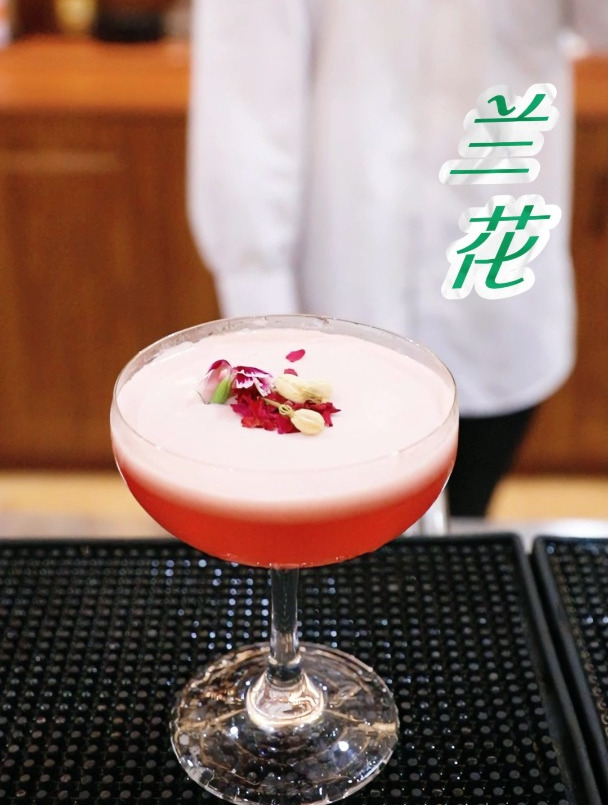 欧米奇调酒课堂实拍:来看看同学亲手制作的「兰花」鸡尾酒吧!