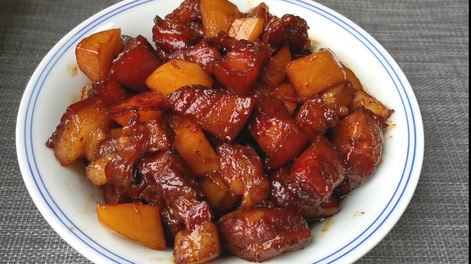 红烧肉炖土豆，无需冰糖炒糖色，教你秘诀，连吃3碗米饭不过瘾