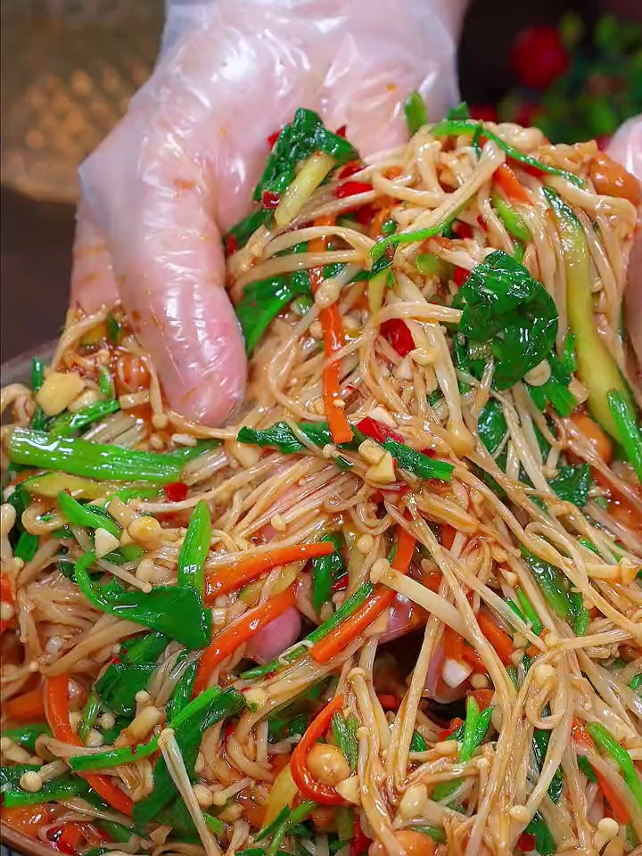 酸辣爽口的金针菇拌菠菜