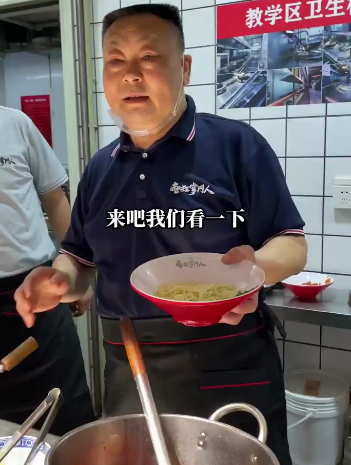 一碗肥肠面十片肥肠,这碗面二十以下吃不到!