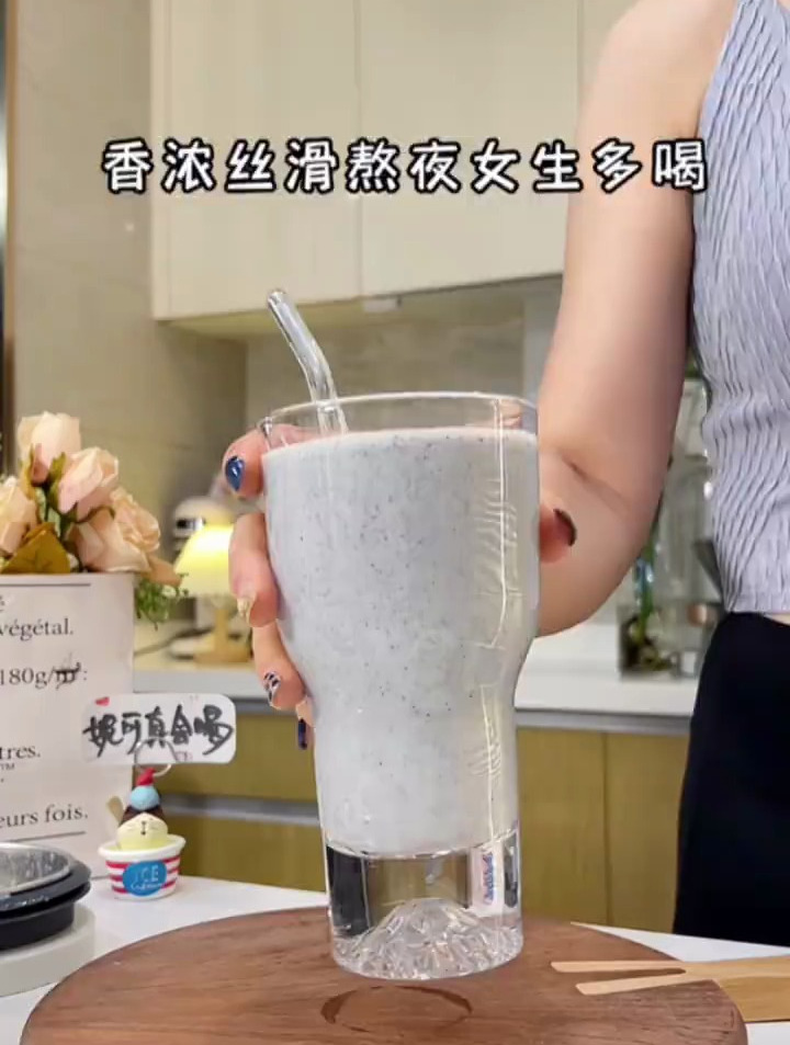 每天早起都会喝上一杯的黑芝麻香蕉燕麦