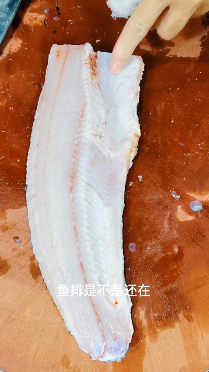 做酸菜鱼时,鱼肉的初步加工,切片处理的做法