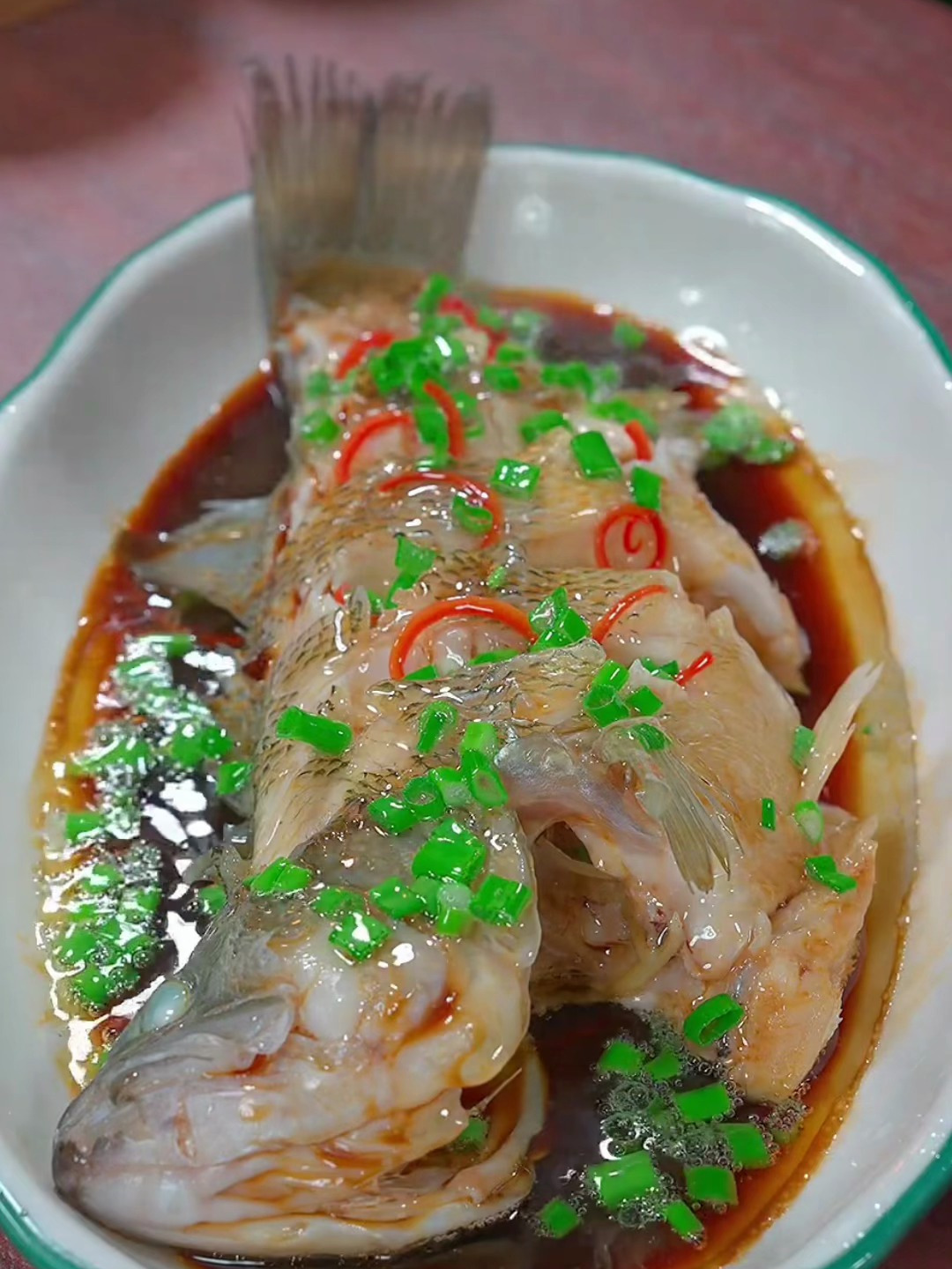 清蒸鲈鱼很多人都做不好,到底是先泼油还是先淋汁呢