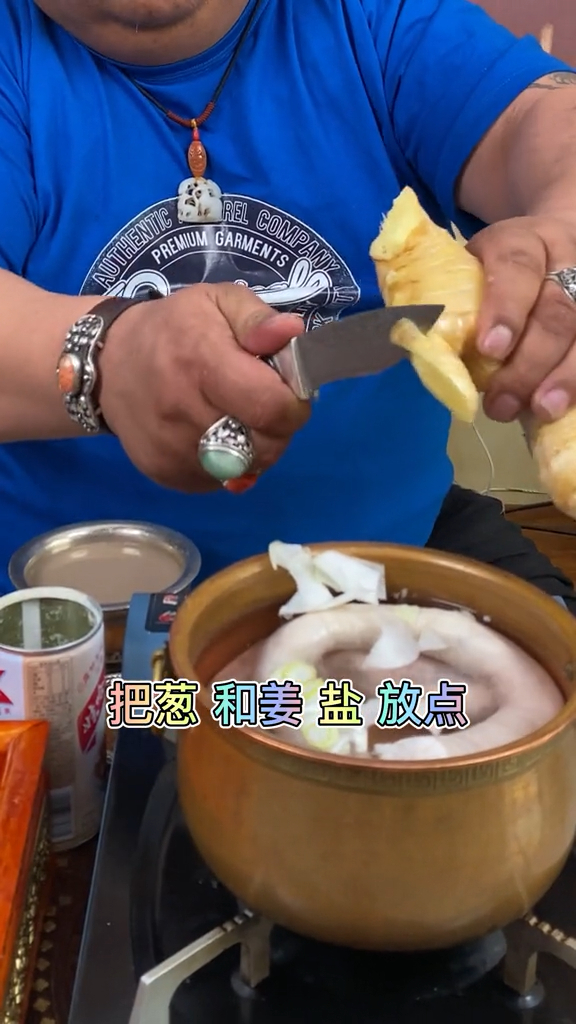 肉肠就是羊的肥肠里面灌的后腿肉,做法也很简单!