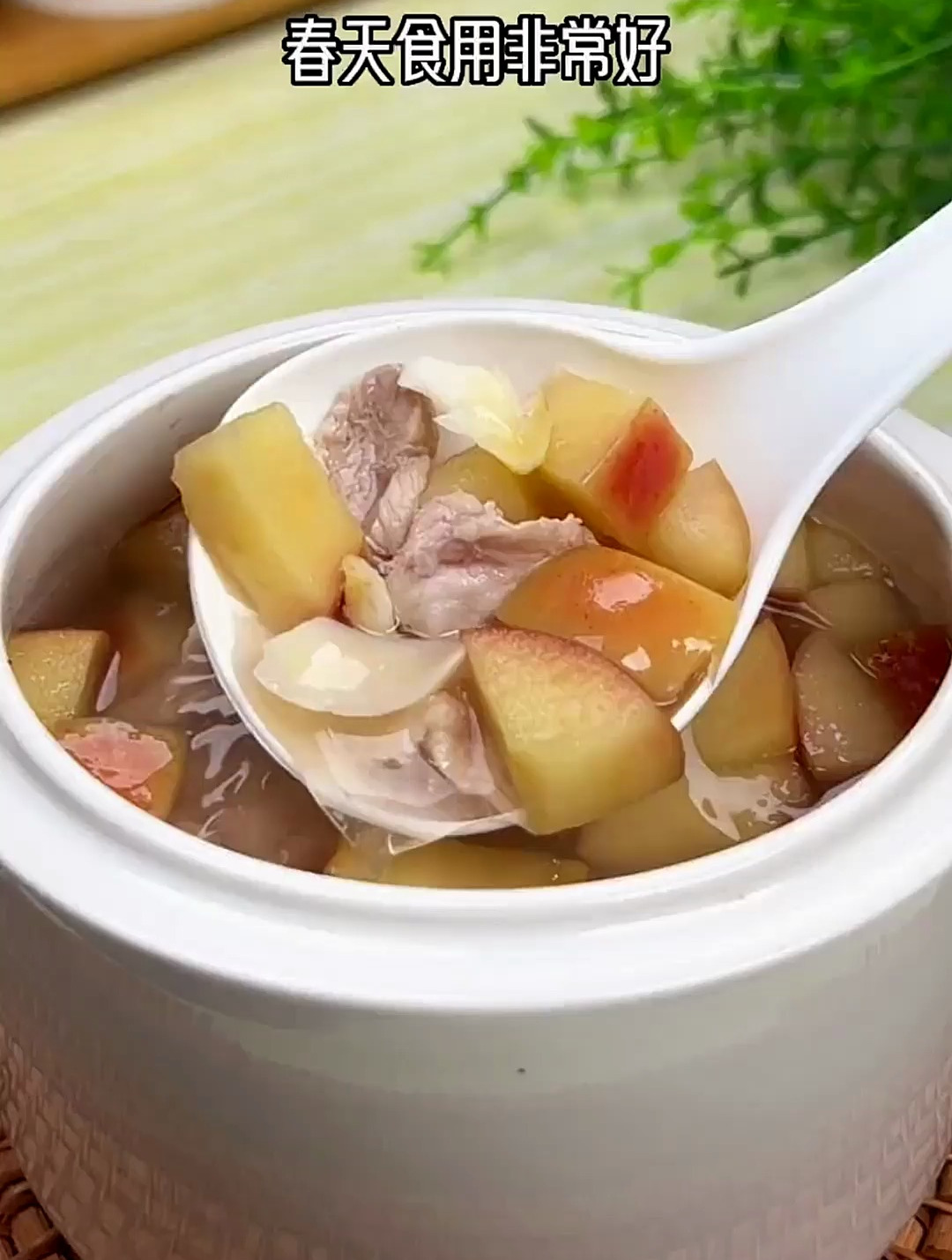 苹果百合一起煮,春天食用非常好,小朋友很适合喝,家长多安排了