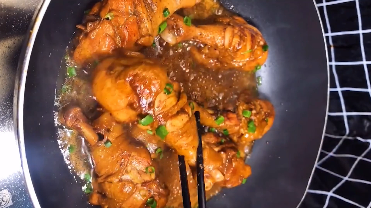 鸡腿不要乱做,用这个做法来做,烧出来的鸡腿鲜香滑嫩,特别香
