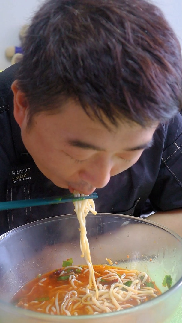 地道的甘肃酸汤臊子面,红油臊子一浇,美得很……