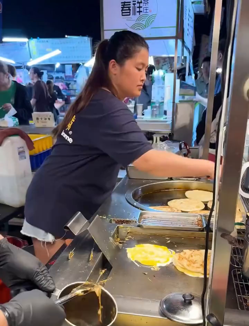 两口子忙活的小摊儿,鸡蛋饼香得不得了!