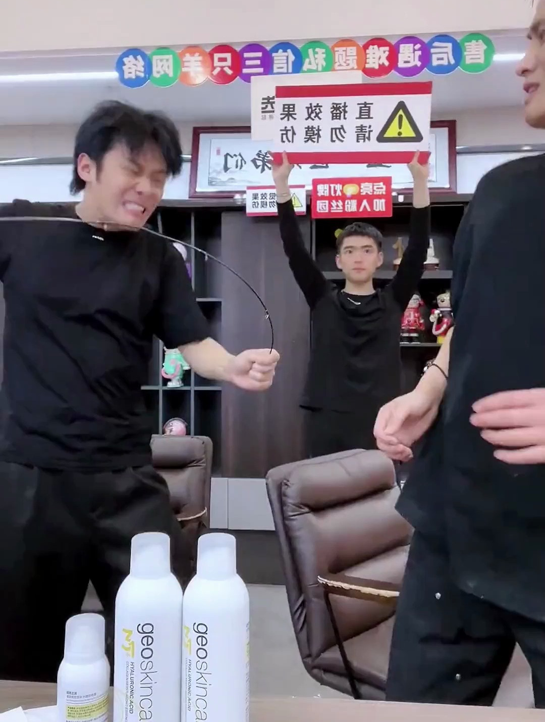 小杨哥失手掰断了大杨哥的鱼竿 大杨哥这下心碎了