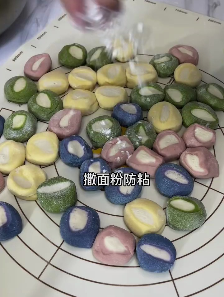 90后夫妻日常,白菜猪肉馅七彩饺子很成功