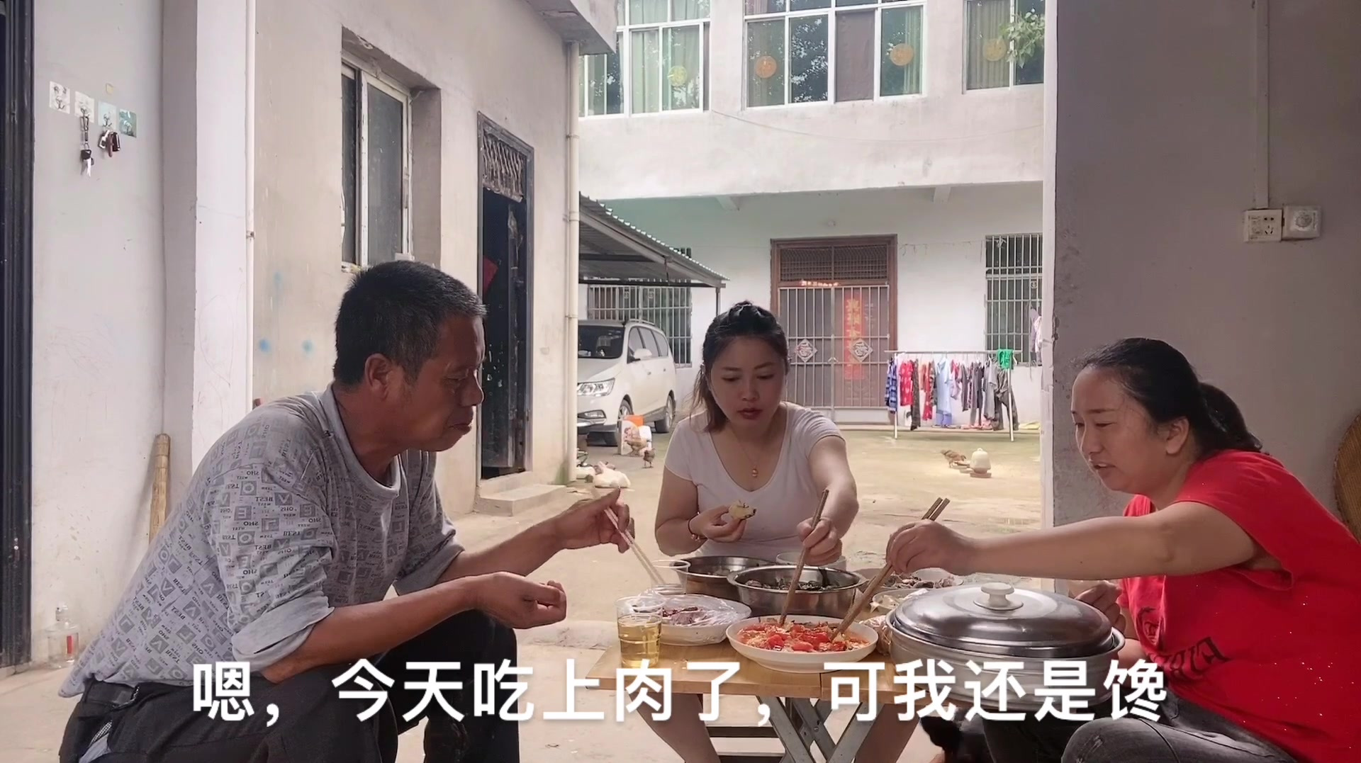 农村妹子爱吃肉,一天不吃馋得慌,摘把苋菜做个牛肉丸子汤