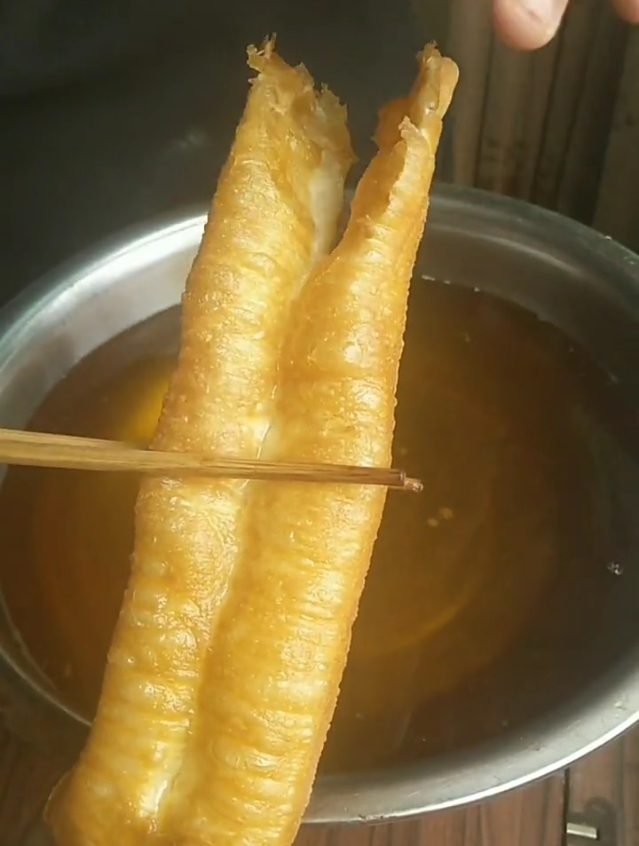 面粉一斤,泡打粉5克,安琪油条膨松剂十克,盐7克糖7克苏打一克