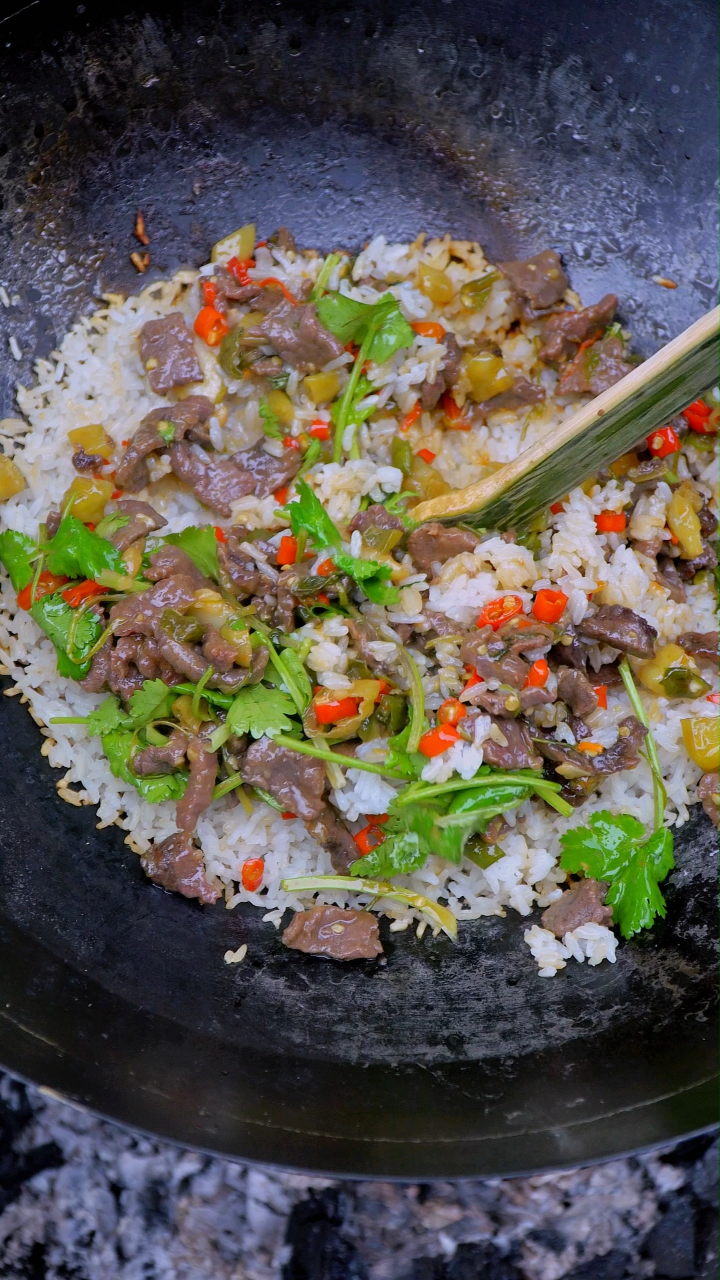 泡椒爱好者集合了!一口气可以炫三碗的地锅泡椒牛肉饭~