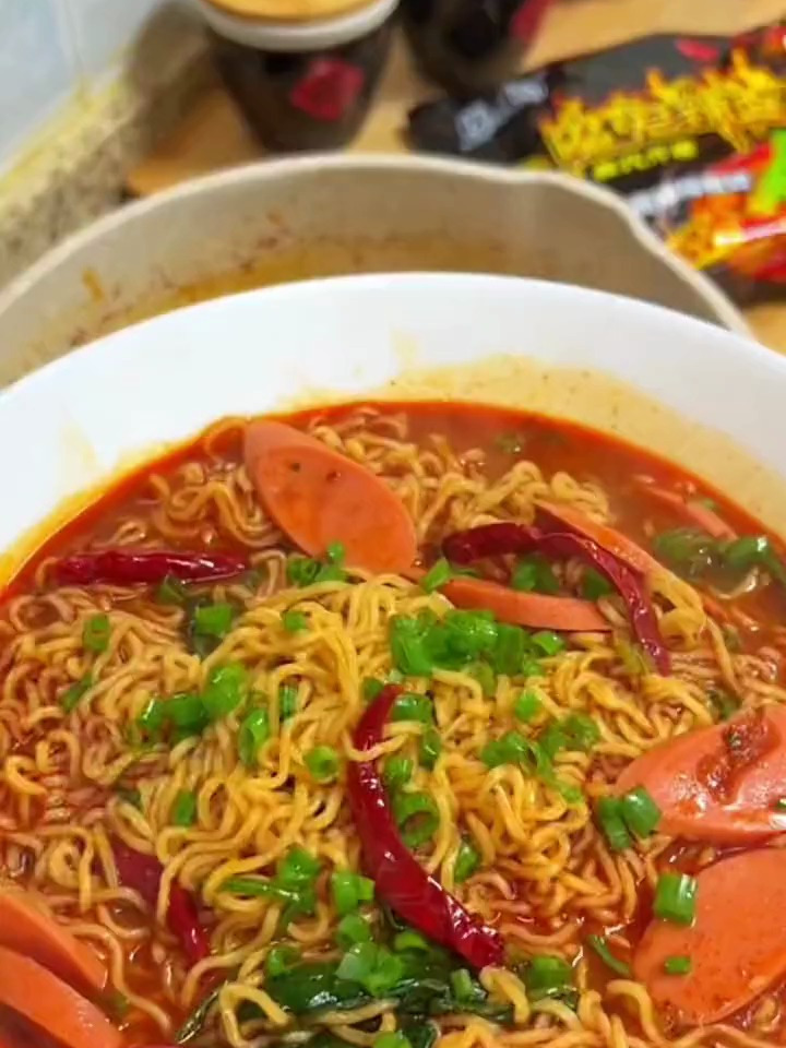 能吃辣的姐妹们!一定要吃这个思圆魔鬼辣面,真香真美辣 方便面