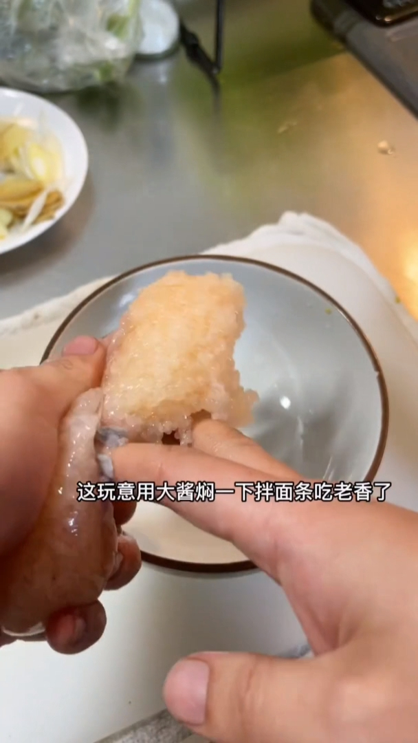 布袋鱼籽用酱焖的手法来做,配上一碗清汤荞麦,真的是太好吃了