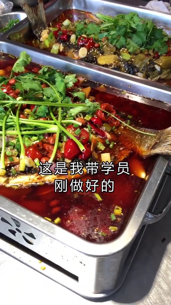万州烤鱼配方:罗汉果10克、小葱60克、芹菜100克、香菜5