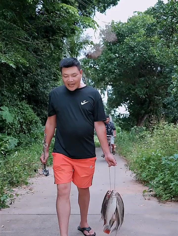 阿国今天 钓了不少西仔鱼,今天弄个香喷喷的西仔饭!