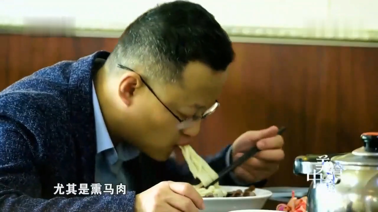 舌尖上的新疆:熏马肉纳仁!