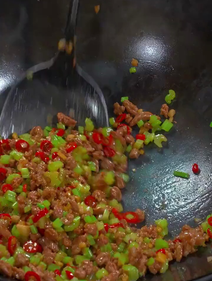 芹菜牛肉 就这道菜 不管是盖米饭拌面条都绝啦 必须拿大盆吃